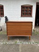 Kommode i teak. 
Kr. 2.800,-