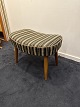 Fodskammel i uldstof og bøg. 
Kr. 1.800,-