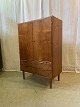 Skab i fineret teaktræ.
kr. 2.400,-